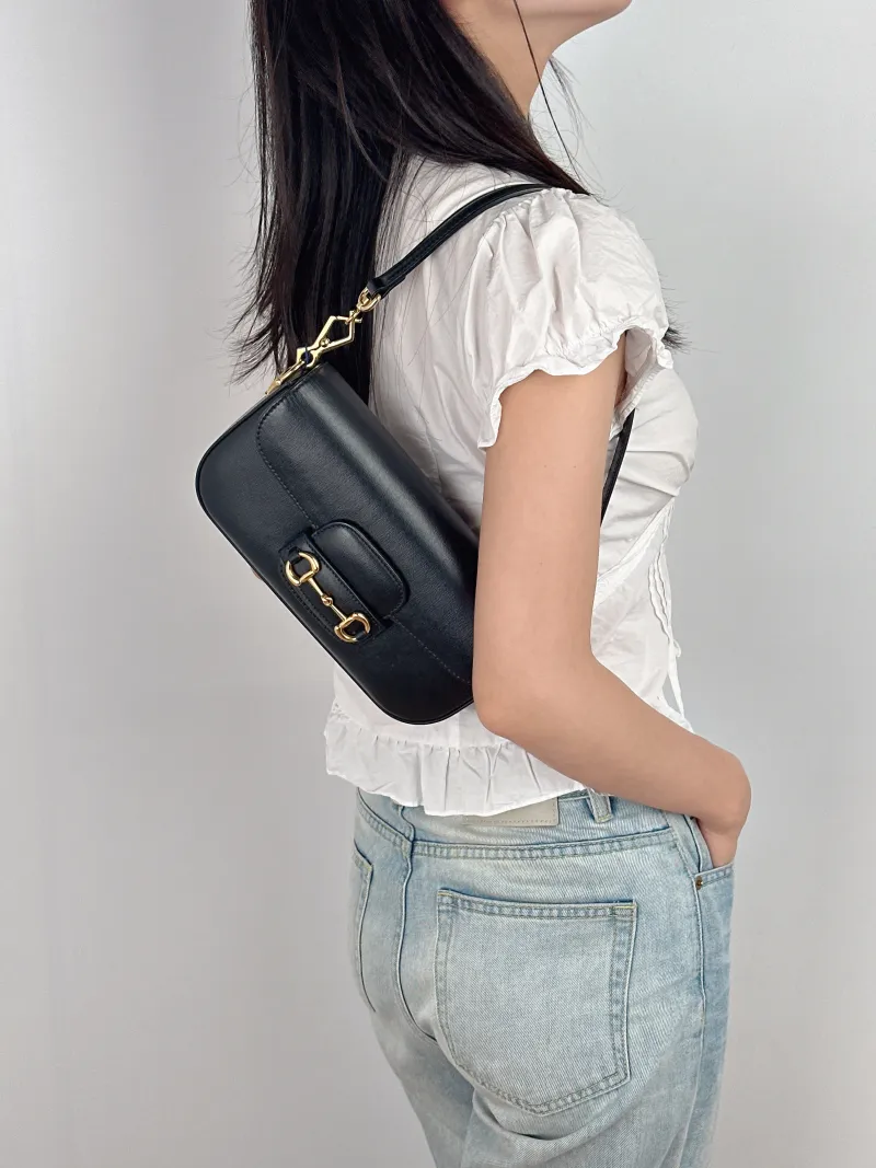 GUCCI Shoulder Bag Horsebit 1955 Horsebit Small Black · Shoulder Strap CC alfskin Small 24 × 5.5 × 13 cm — on-model view 3 of 3