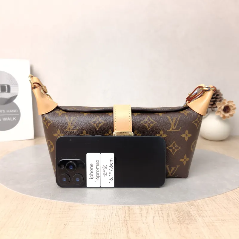 Louis Vuitton Shoulder Bag Pochette Mia Monogram PVC One Size22 × 8 × 14.5 cm — cover view 5 of 6