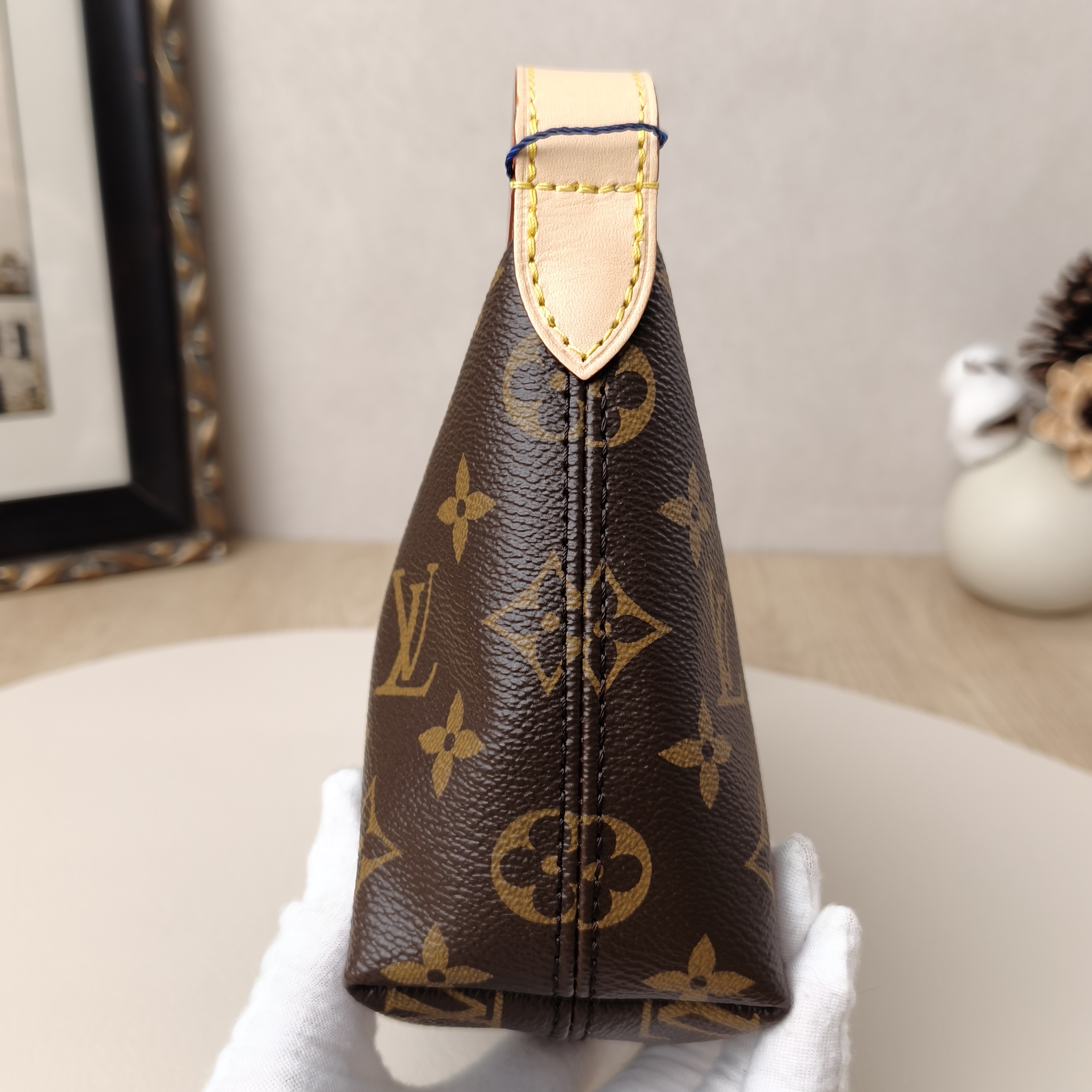 Louis Vuitton Shoulder Bag Pochette Hills Monogram PVC One Size18.5 × 6.5 × 11 cm — cover view 6 of 9