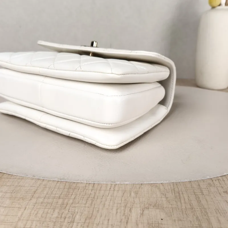 Chanel Crossbody Bag Trendy CC White Lambskinmini19.5 × 8 × 14.5 cm — detail view 3 of 17