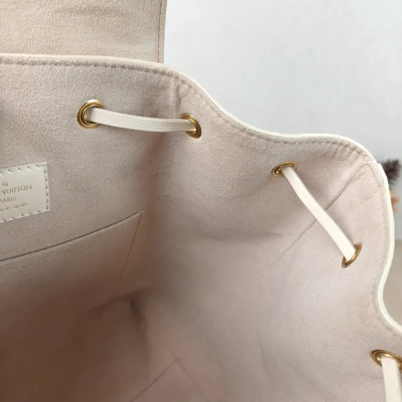 Louis Vuitton Backpack Montsouris Backpack White Calfskin Small 23 × 15 × 27 cm — detail view 7 of 14