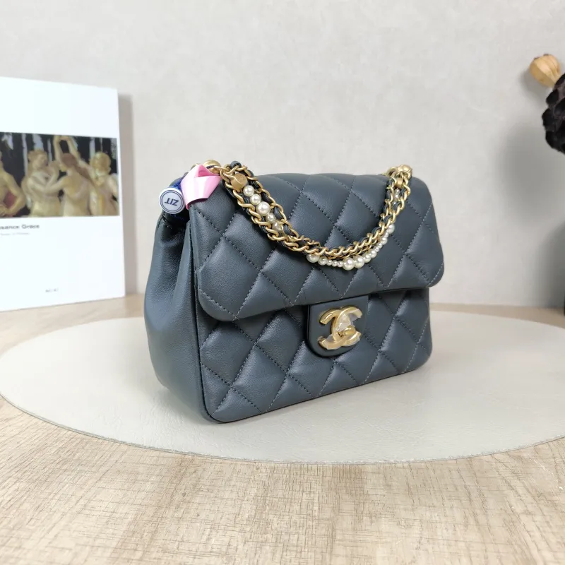 Chanel Crossbody Bag Pearl Grey Lambskin One Size19.5 × 7.5 × 14.5 cm — cover view 3 of 5