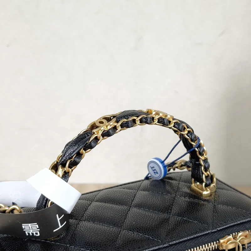 Chanel Crossbody Bag Edition Black Grained Calfskinmini16 × 8 × 9.5 cm — detail view 9 of 15
