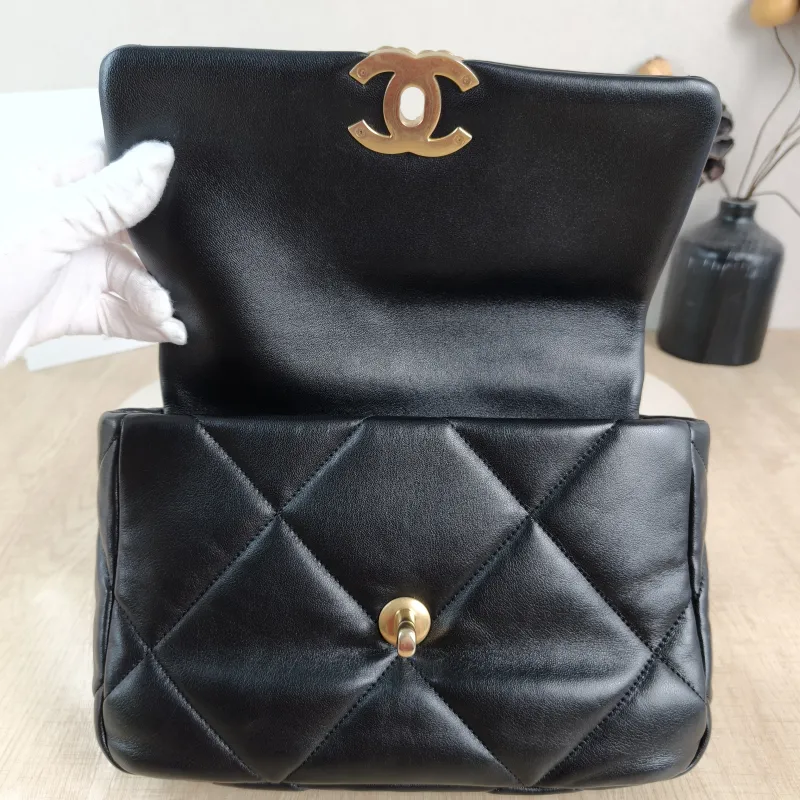 Chanel Crossbody Bag 19Bag Black SL ambskin Small 26 × 9 × 16 cm — detail view 10 of 11