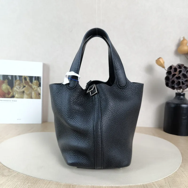Hermès Top Handle Bag Picotin Lock 18 18Black Clemence Taurillon TC Calfskin Small18 × 13 × 19 cm