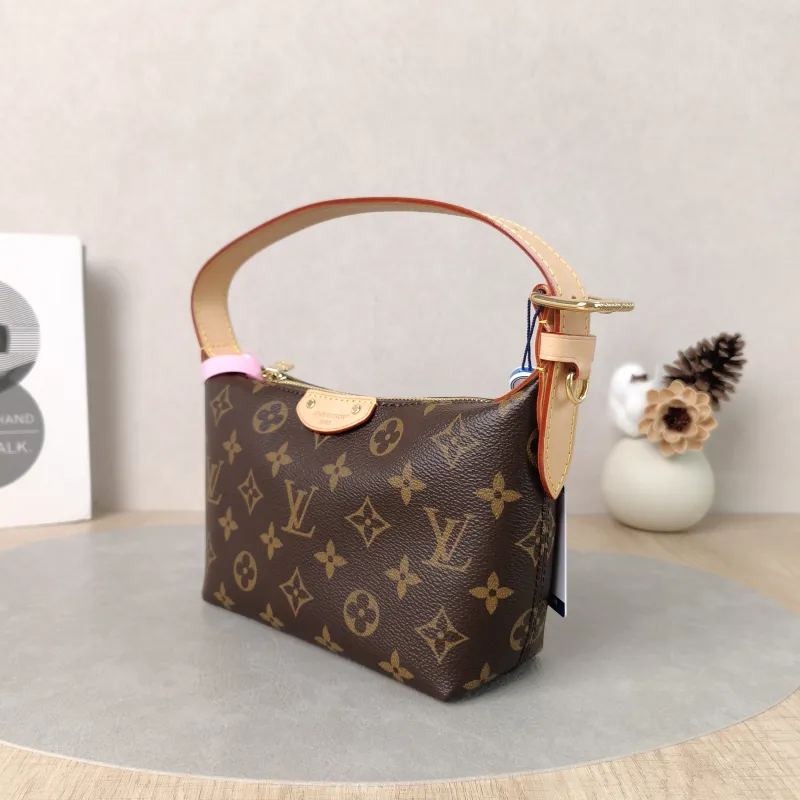 Louis Vuitton Shoulder Bag Pochette Hills Monogram PVC One Size 18.5 × 6.5 × 11 cm — cover view 3 of 5
