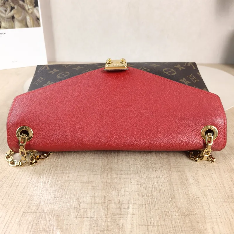 Louis Vuitton Shoulder Bag Pallas Chain Chain Bag Red PVC 26 × 6 × 17 cm — detail view 1 of 11