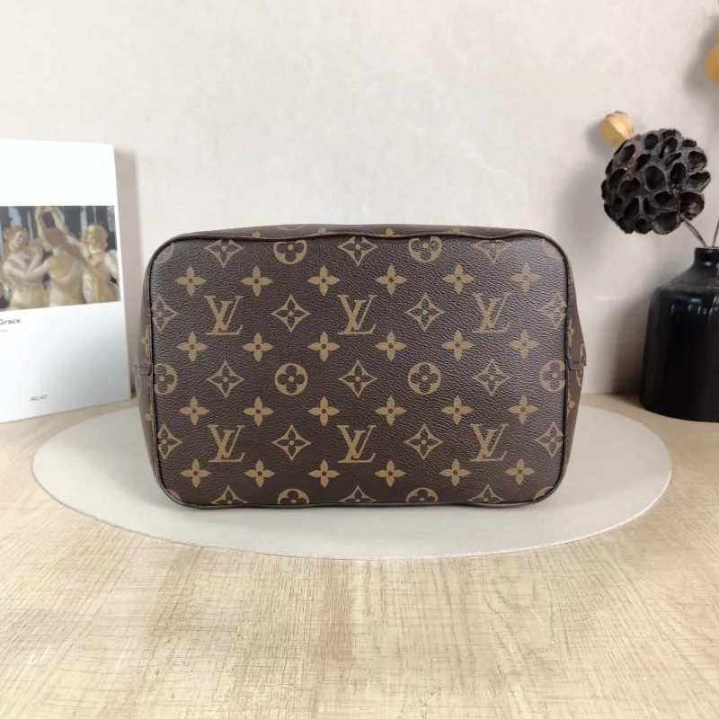 Louis Vuitton Shoulder Bag NÉONOÉ Bucket Bag PVC Medium 26 × 17.5 × 26 cm — cover view 2 of 5