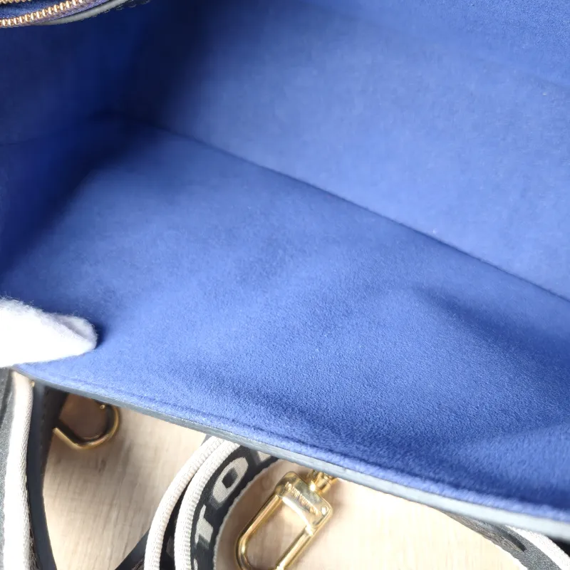 Louis Vuitton Crossbody Bag Diane Baguette Bag Black Monogram Empreinte Embossed Calfskin Small 24 × 9 × 15 cm — detail view 5 of 13