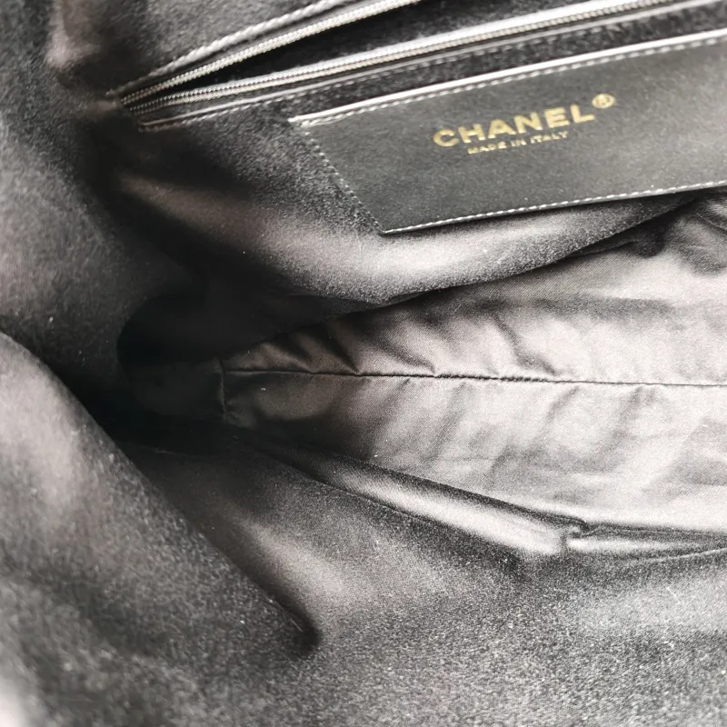 Chanel Crossbody Bag 26c hobo Black Calfskin Large 37 × 8 × 30 cm — detail view 1 of 9