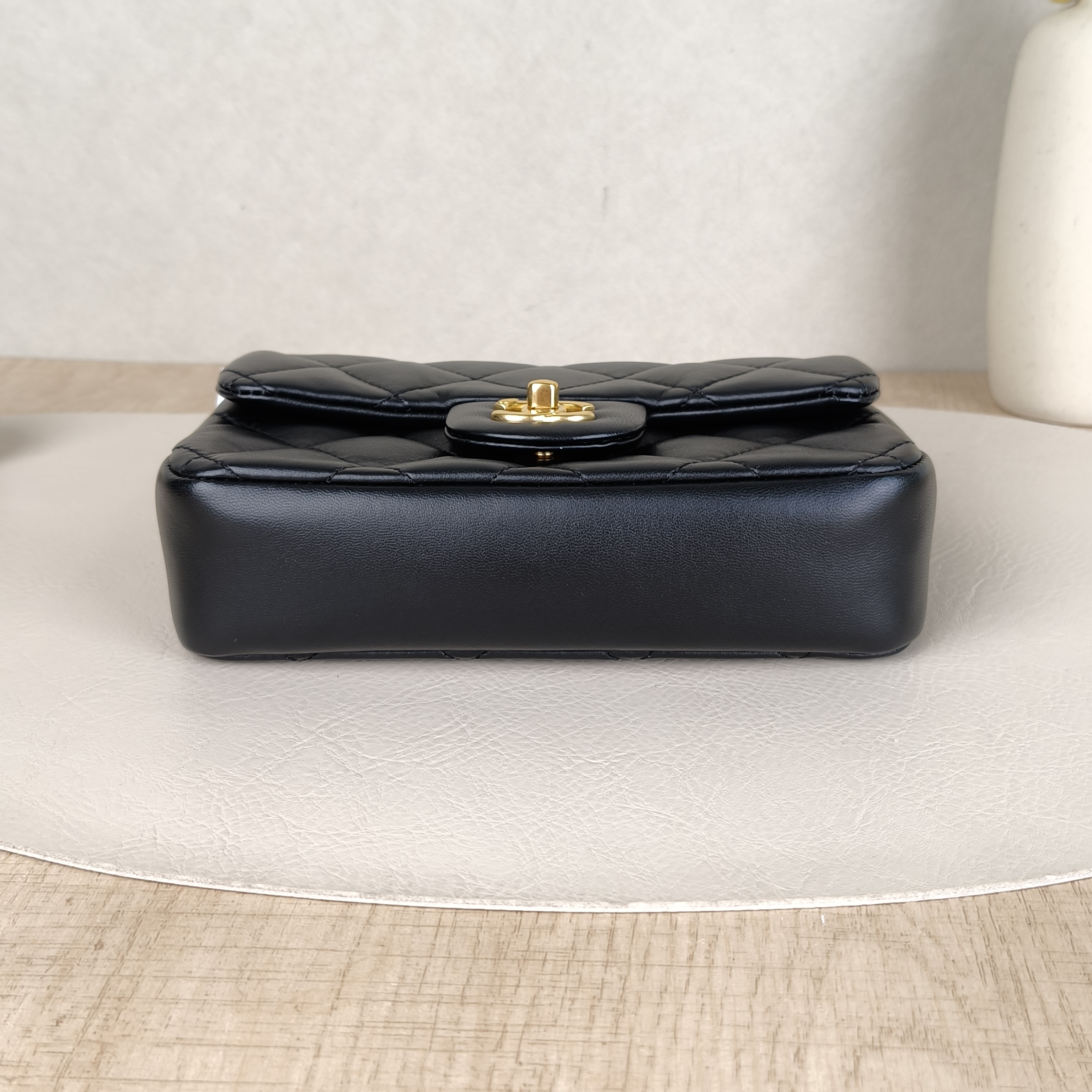 Chanel Crossbody Bag Edition Black Lambskinmini17 × 8 × 13.5 cm — cover view 4 of 5