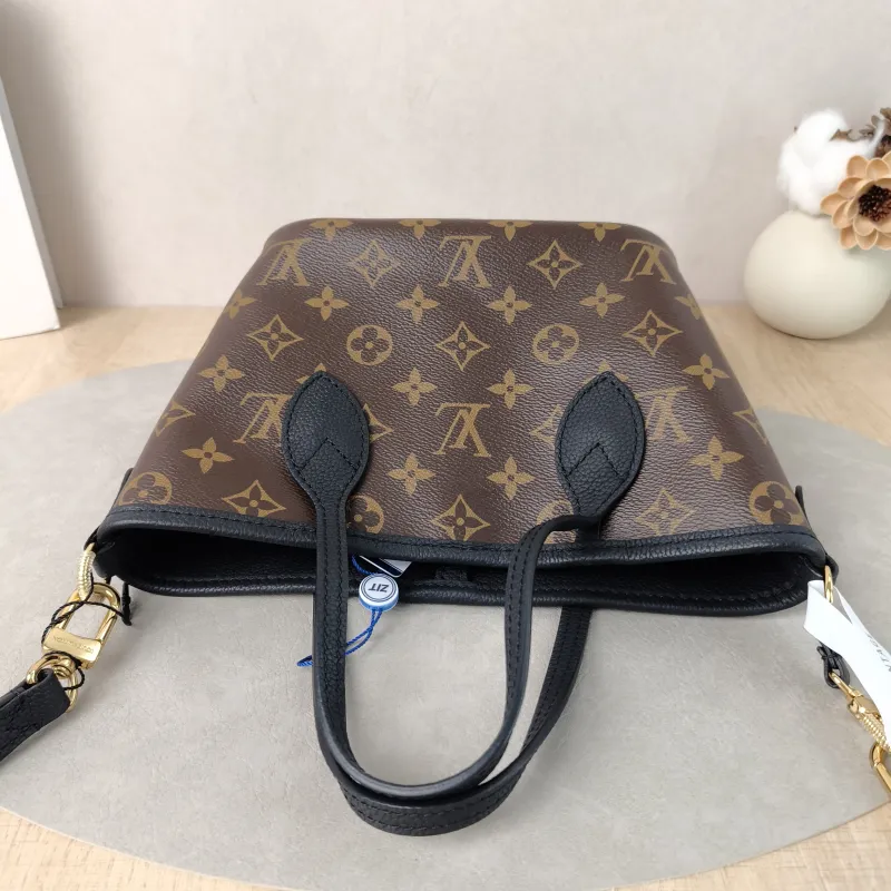 Louis Vuitton Crossbody Bag NEVERFULL INSIDE OUT BB Black PVC · Calfskin BB26.5 × 11 × 16.5 cm — detail view 9 of 11