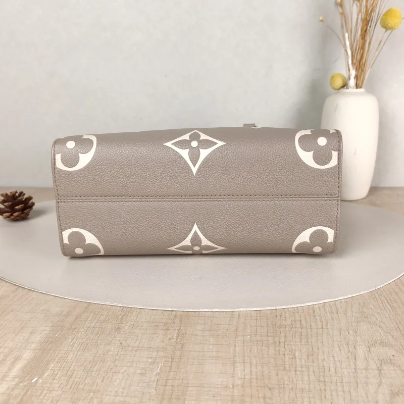 Louis Vuitton Shoulder Bag Onthego · White Empreinte Embossed Calfskin Small25 × 11.5 × 19 cm — cover view 5 of 5