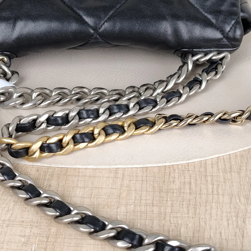 Chanel Crossbody Bag 19Bag Black SL ambskin Small 26 × 9 × 16 cm — detail view 6 of 15