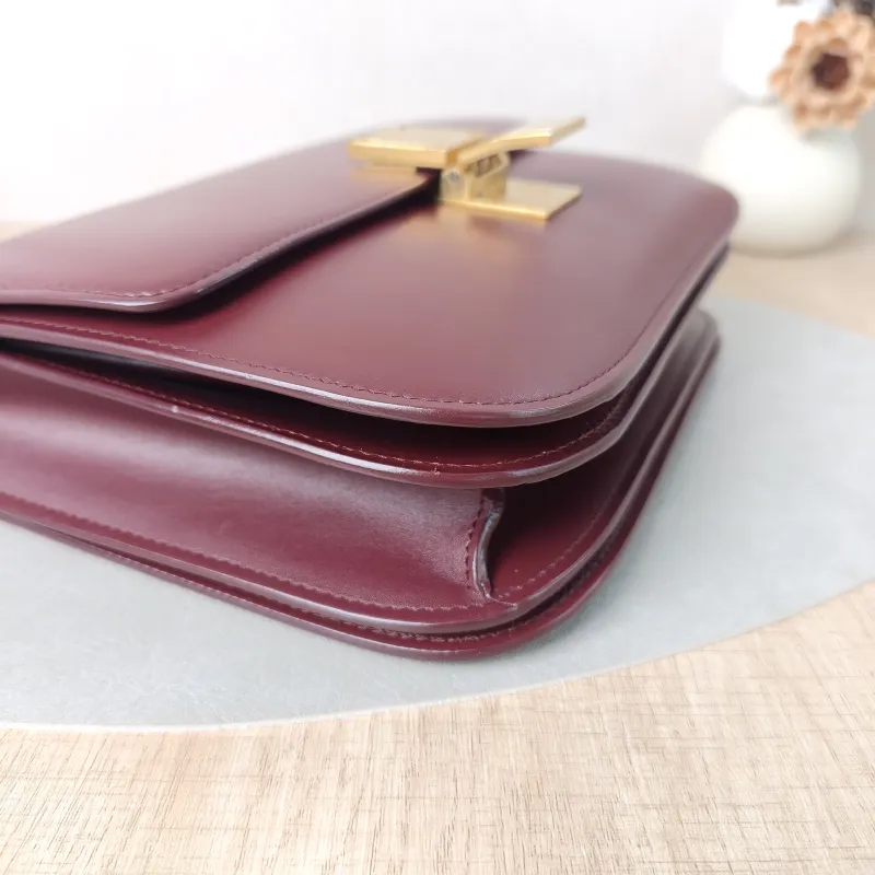 CELINE Crossbody Bag Classic Box Red Calfskin Medium24 × 7 × 18 cm Conditioned — detail view 8 of 11