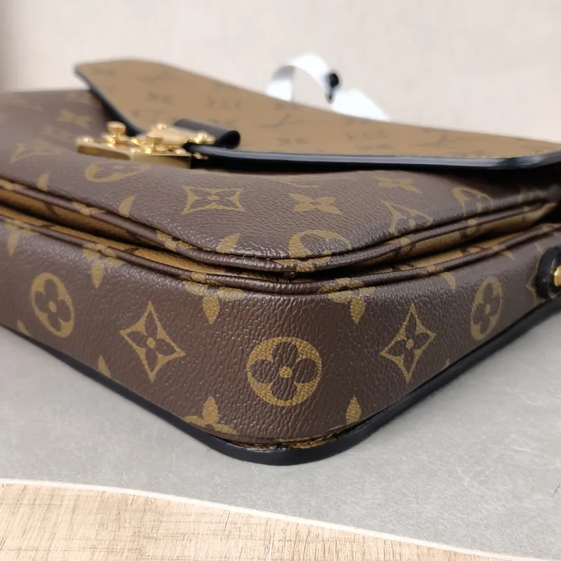Louis Vuitton Crossbody Bag Pochette Métis Monogram Colorblock PVC Medium 25 × 7 × 19 cm — detail view 1 of 14