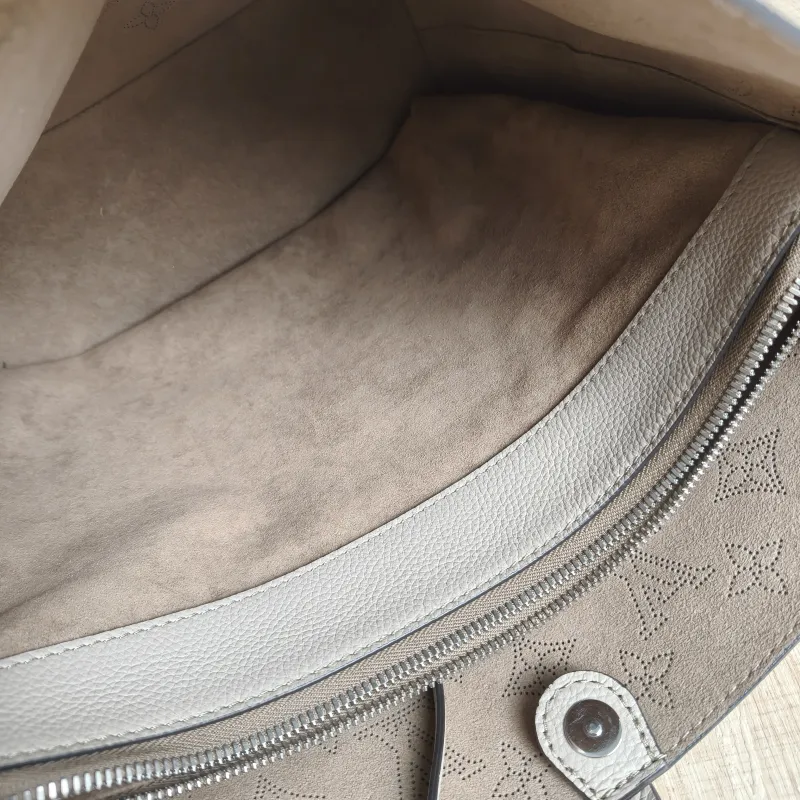 Louis Vuitton Shoulder Bag Flore Bucket Bag Grey Calfskin One Size 28 × 10 × 27 cm — detail view 2 of 10