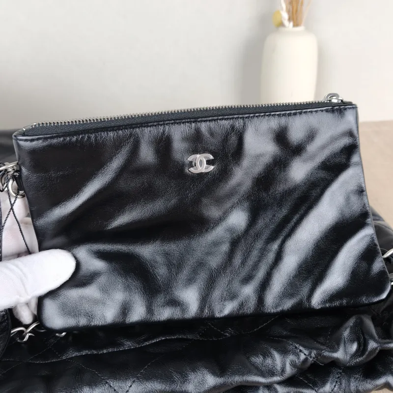 Chanel Shoulder Bag22Bag Black CC alfskin Medium39 × 8 × 42 cm — detail view 13 of 13