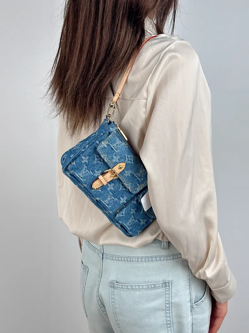 Louis Vuitton Shoulder Bag Pochette Accessories Cargo One Size 23.5 × 3 × 14 cm — on-model view 2 of 2