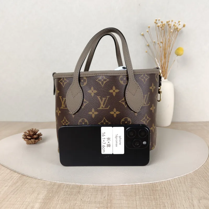 Louis Vuitton Crossbody Bag NEVERFULL INSIDE OUT BB PVC · Calfskin BB 26.5 × 11 × 16.5 cm — cover view 4 of 5