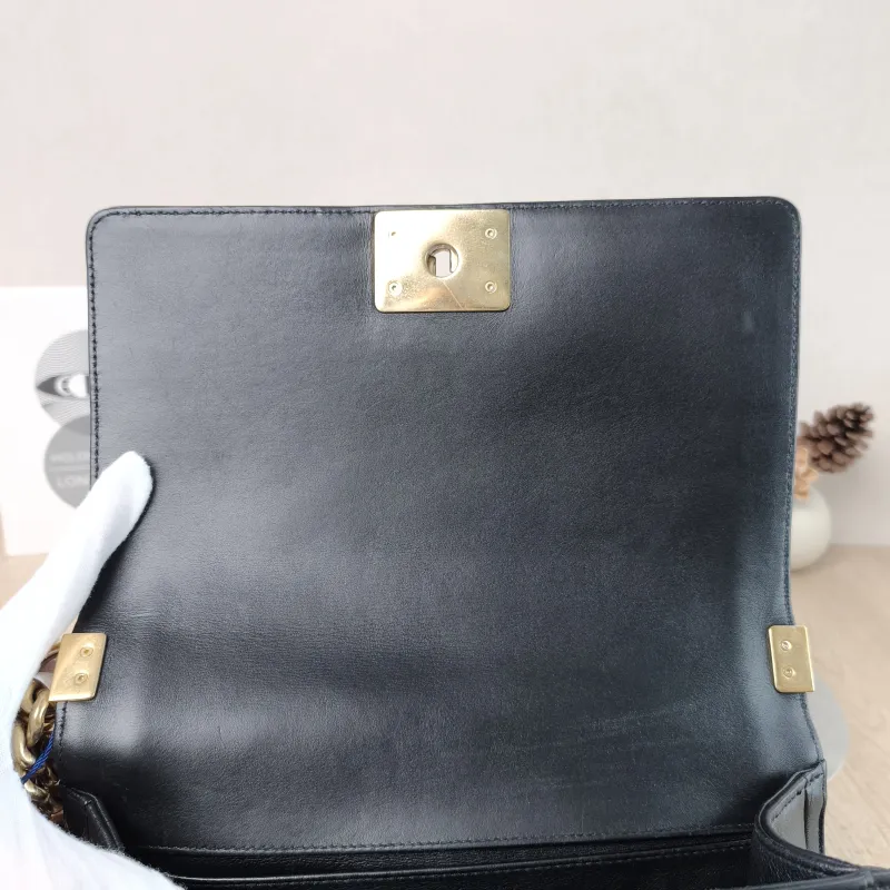 Chanel Crossbody Bag Le Boy​ Black Medium 25 × 9 × 15 cm — detail view 2 of 15