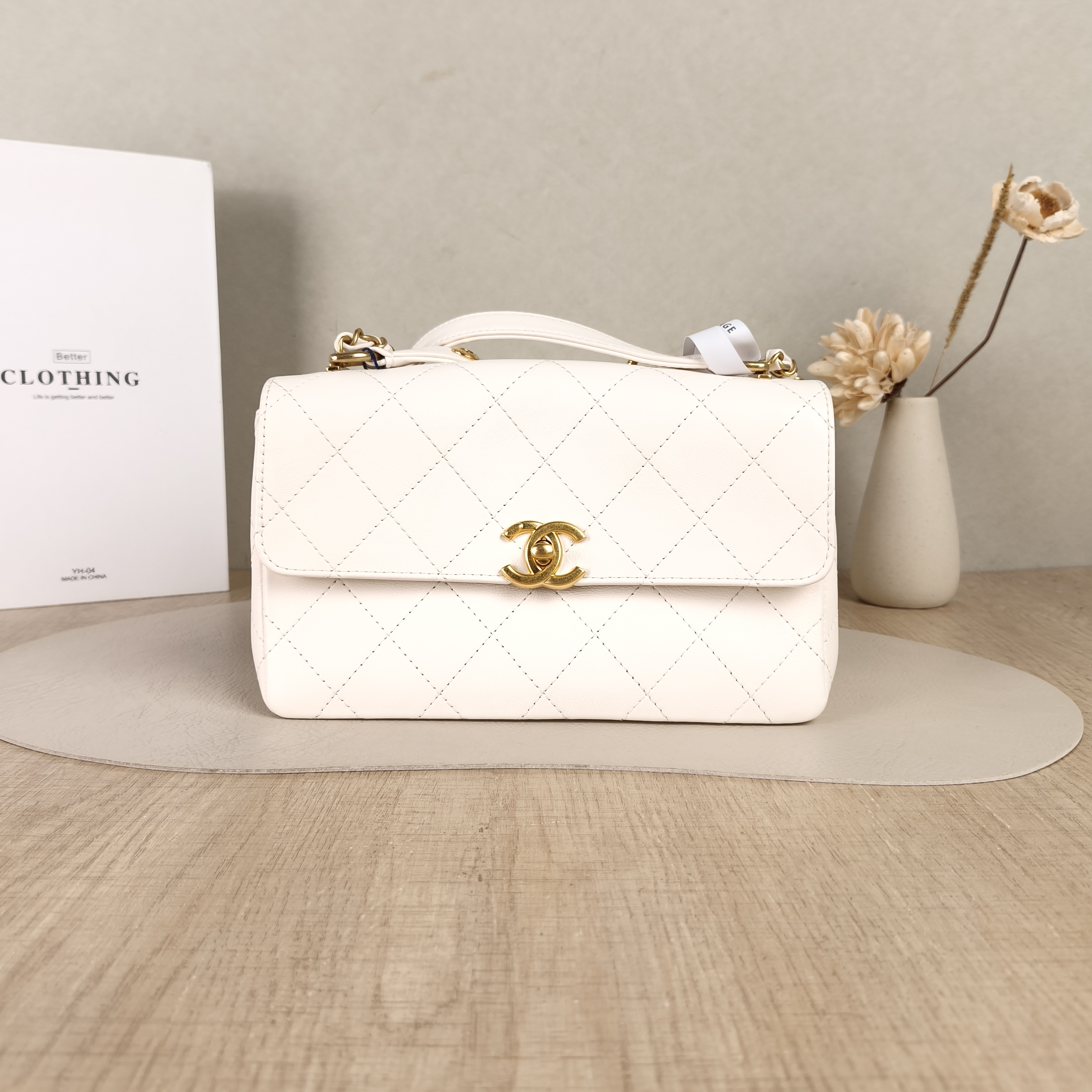 Chanel Crossbody Bag26s Crossbody Bag White Lambskin Small22.5 × 8 × 14 cm