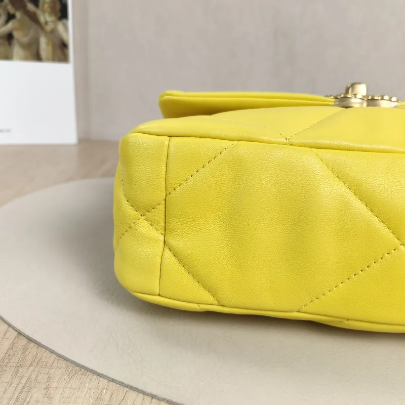 Chanel Crossbody Bag19Bag Yellow Lambskin Small26 × 9 × 16 cm — detail view 3 of 12
