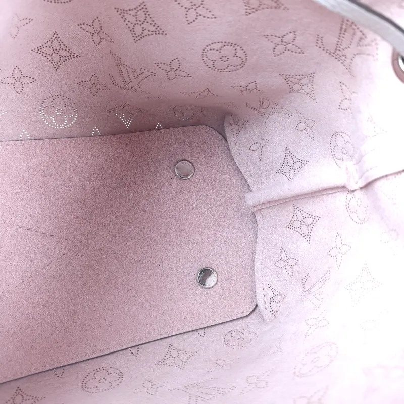 Louis Vuitton Crossbody Bag BELLA Calfskin 22 × 14 × 19 cm — detail view 2 of 10