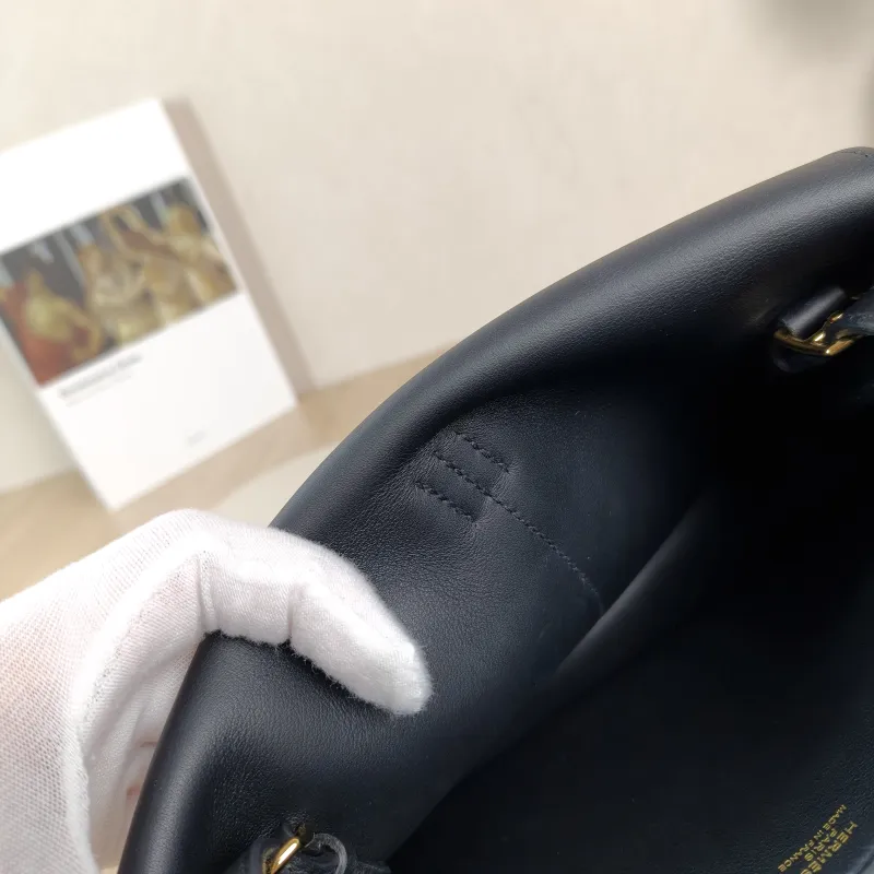 Hermès Crossbody Bag Halzan Black Swift Calfskinmini22 × 6.5 × 15 cm — detail view 6 of 13