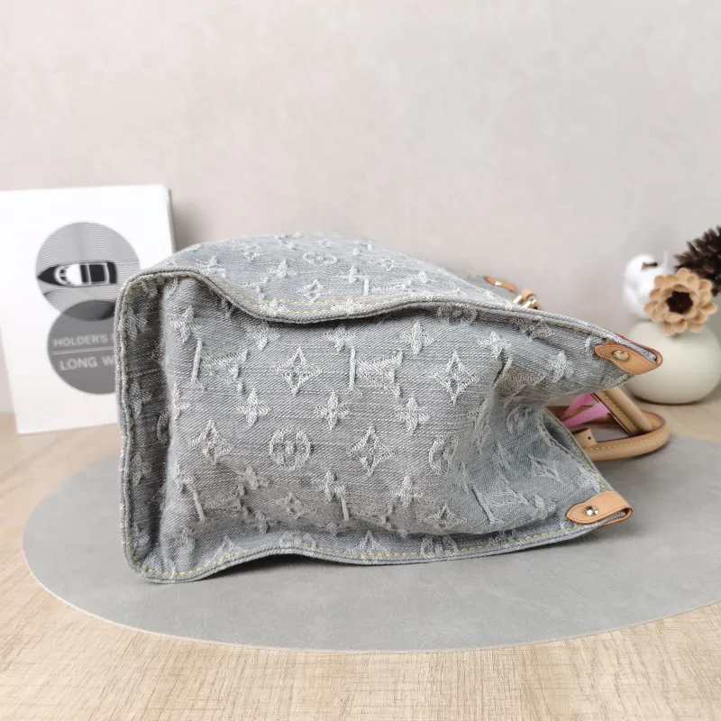 Louis Vuitton Shoulder Bag Onthego Medium Grey Medium 35 × 14 × 27 cm — detail view 6 of 13