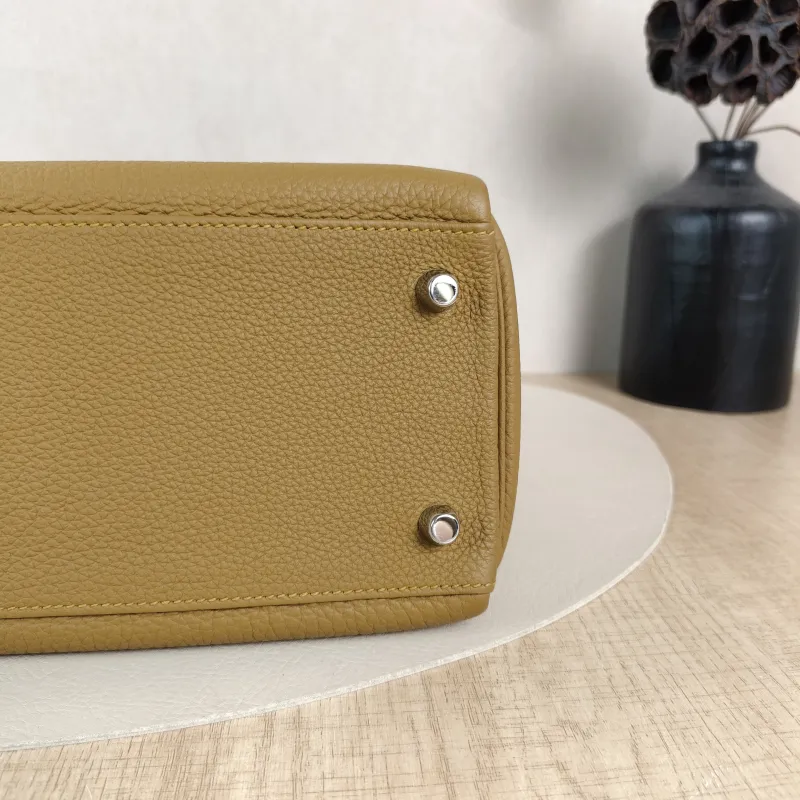 Hermès Shoulder Bag Kelly 28 Silver-Tone Hardware2S Togo Calfskin Medium28 × 10 × 22 cm — detail view 8 of 13