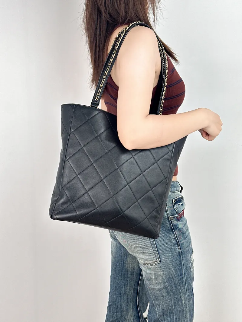 Chanel Shoulder Bag tote Black Lambskin One Size29 × 11 × 32 cm — on-model view 1 of 2