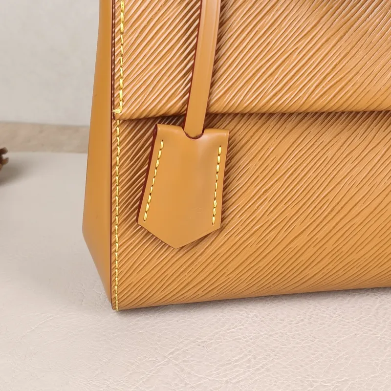 Louis Vuitton Crossbody Bag CLUNY Caramel Epi Embossed Calfskinmini20 × 7.5 × 16 cm — detail view 13 of 15