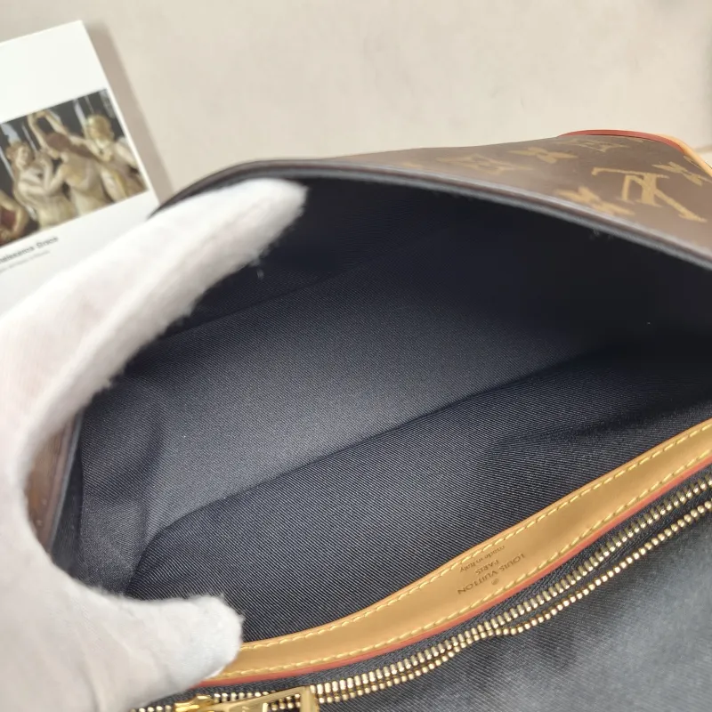 Louis Vuitton Crossbody Bag Diane Baguette Bag Shoulder Strap PVC Small 24 × 9 × 15 cm — detail view 6 of 13