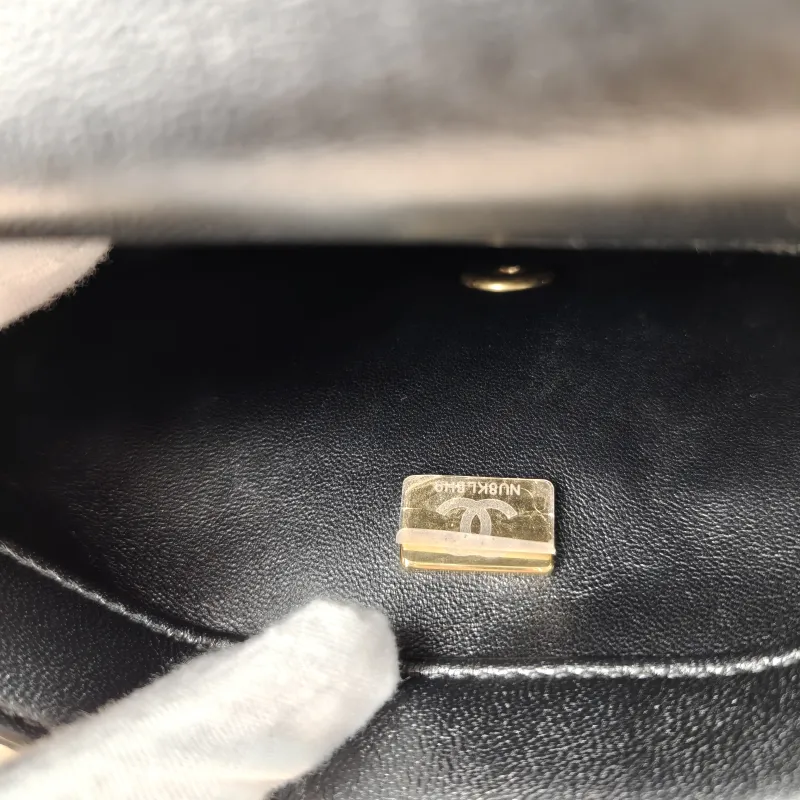Chanel Crossbody Bag 23p Black Lambskin Mini 20 × 8 × 14 cm — detail view 12 of 12