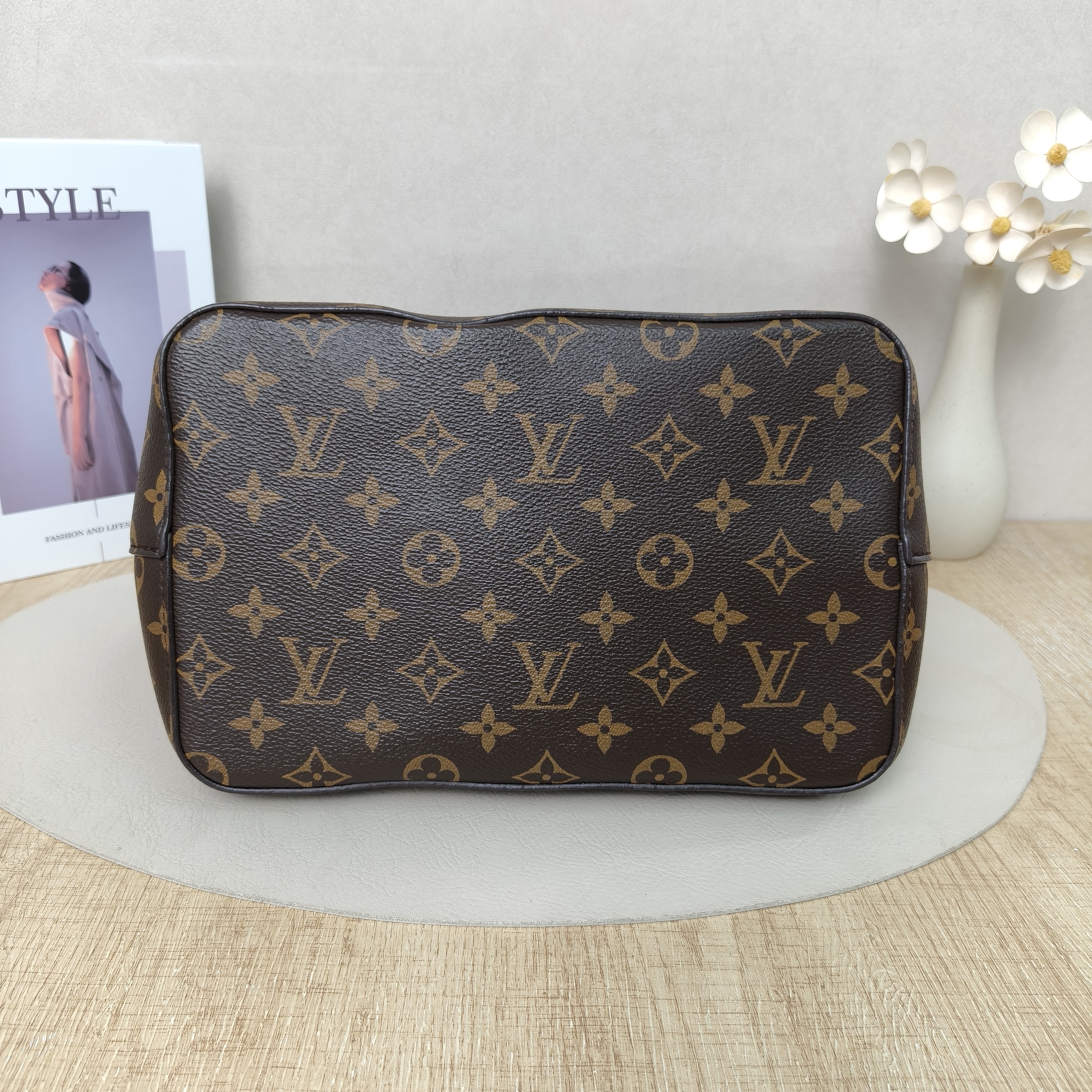 Louis Vuitton NÉONOÉBucket Bag Medium Monogram Microchip Edition · Shoulder Strap · 26 × 17.5 × 26 cm — cover view 4 of 10