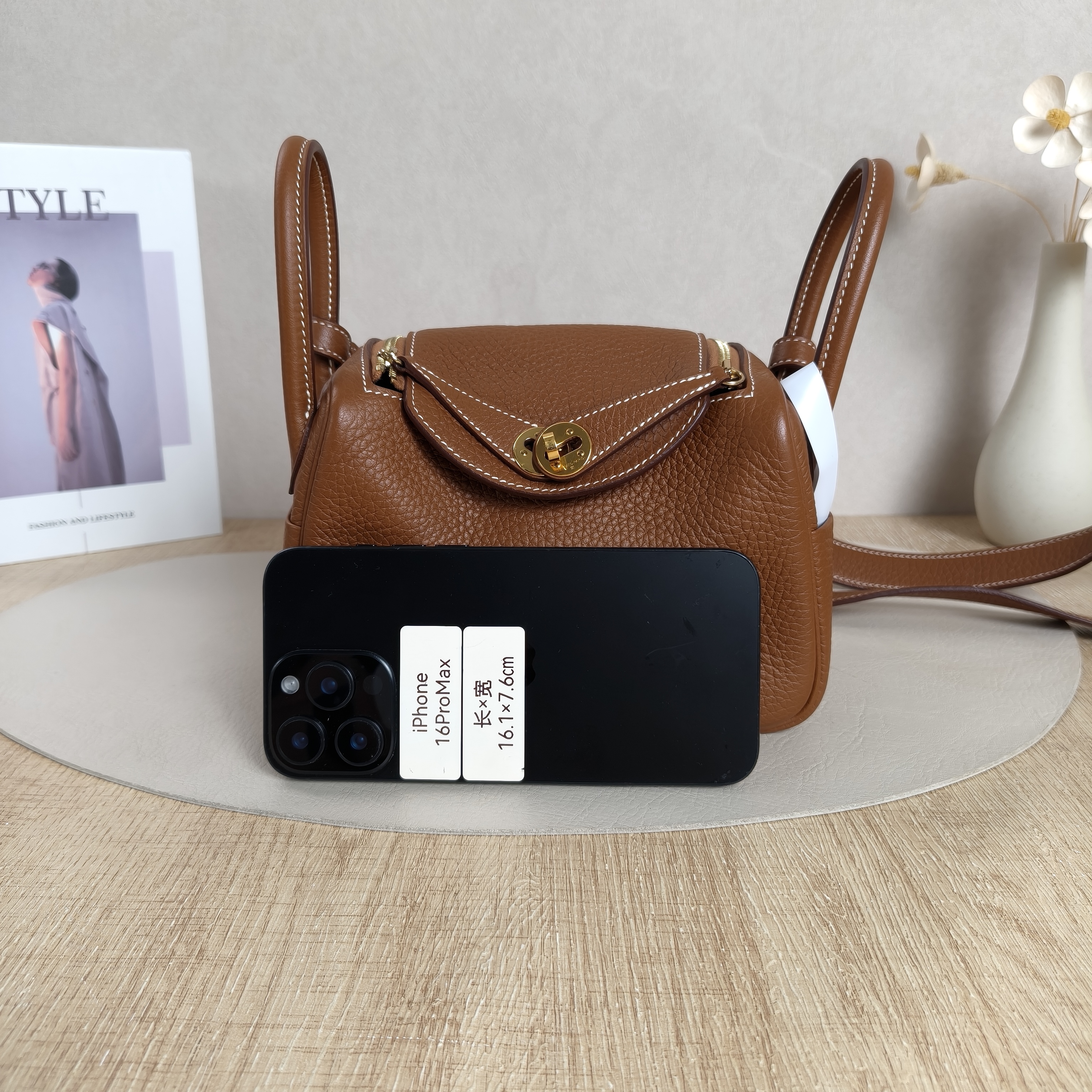 Hermès Shoulder Bag Lindy Mini 19 Clemence Taurillon TC Calfskinmini19 × 9 × 13 cm — cover view 9 of 12