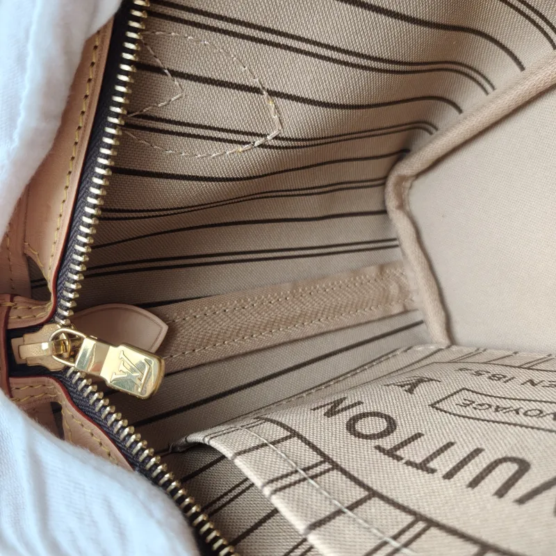 Louis Vuitton Crossbody Bag Neverfull BB Shoulder Strap PVC BB 24 × 9 × 14.5 cm — detail view 4 of 12