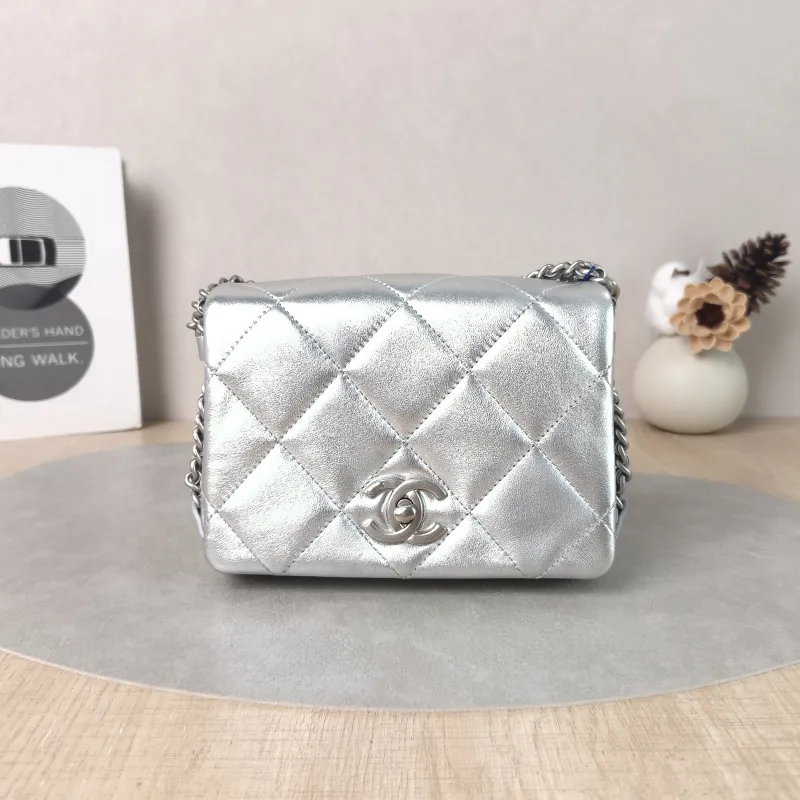 Chanel Shoulder Bag22p Silver Lambskin One Size17.5 × 6 × 12 cm