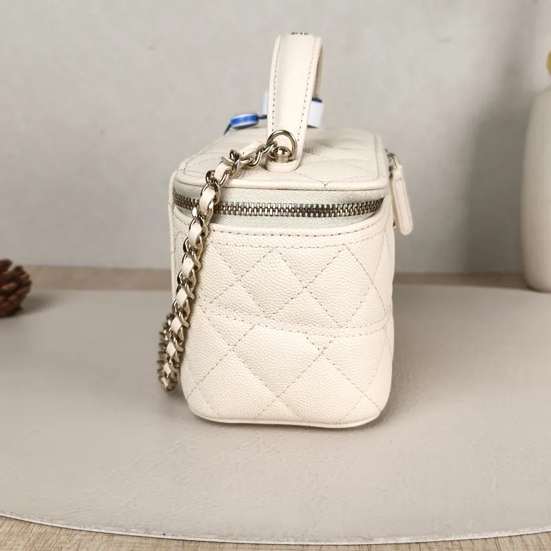 Chanel Crossbody Bag26c Edition Beige Grained Calfskin One Size17 × 8 × 9.5 cm — detail view 9 of 14