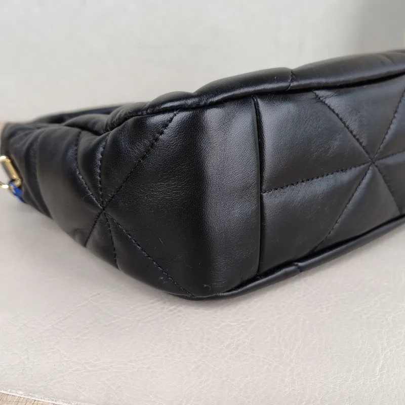 PRADA Shoulder Bag Re-Edition Black Lambskin 22 × 8 × 16 cm — detail view 2 of 11