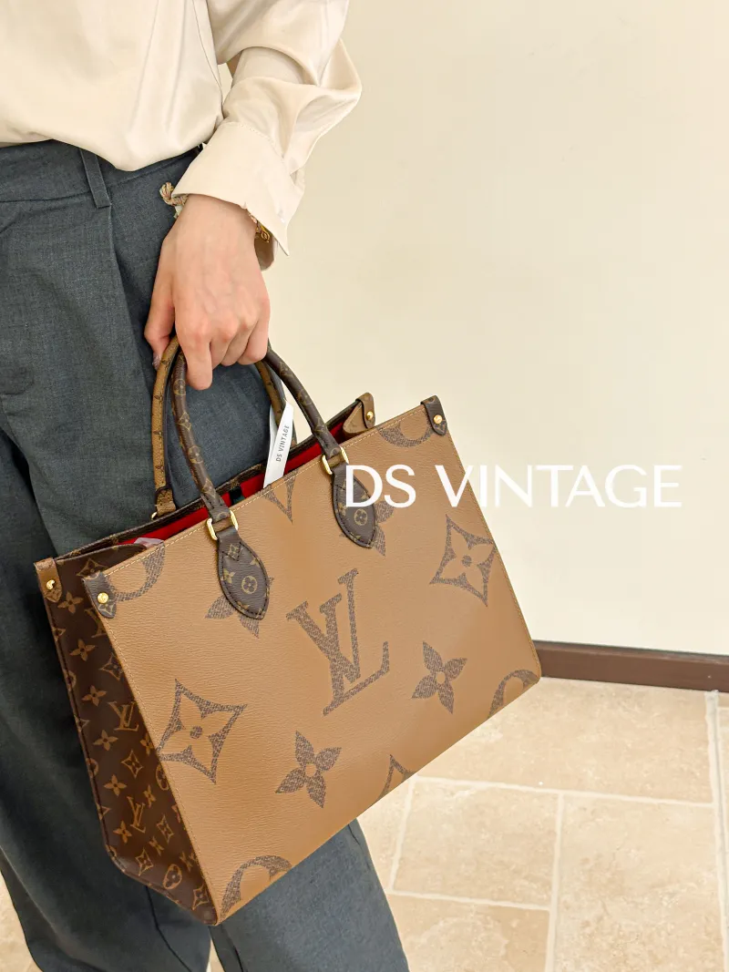 Louis Vuitton Shoulder Bag Onthego Medium Monogram PVC35 × 14 × 27 cm — on-model view 2 of 3