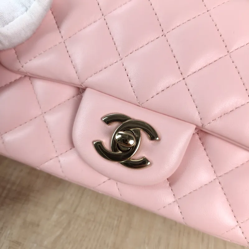 Chanel Crossbody Bag Edition Pink Lambskin 16.5 × 8 × 12.5 cm — detail view 1 of 12