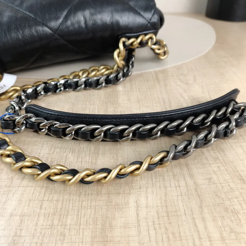 Chanel Crossbody Bag19Bag Black SL ambskin Small26 × 9 × 16 cm — detail view 9 of 13