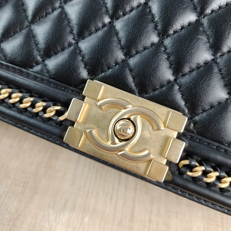 Chanel Crossbody Bag le boy Black Calfskin Medium 25 × 9 × 15 cm — detail view 8 of 12