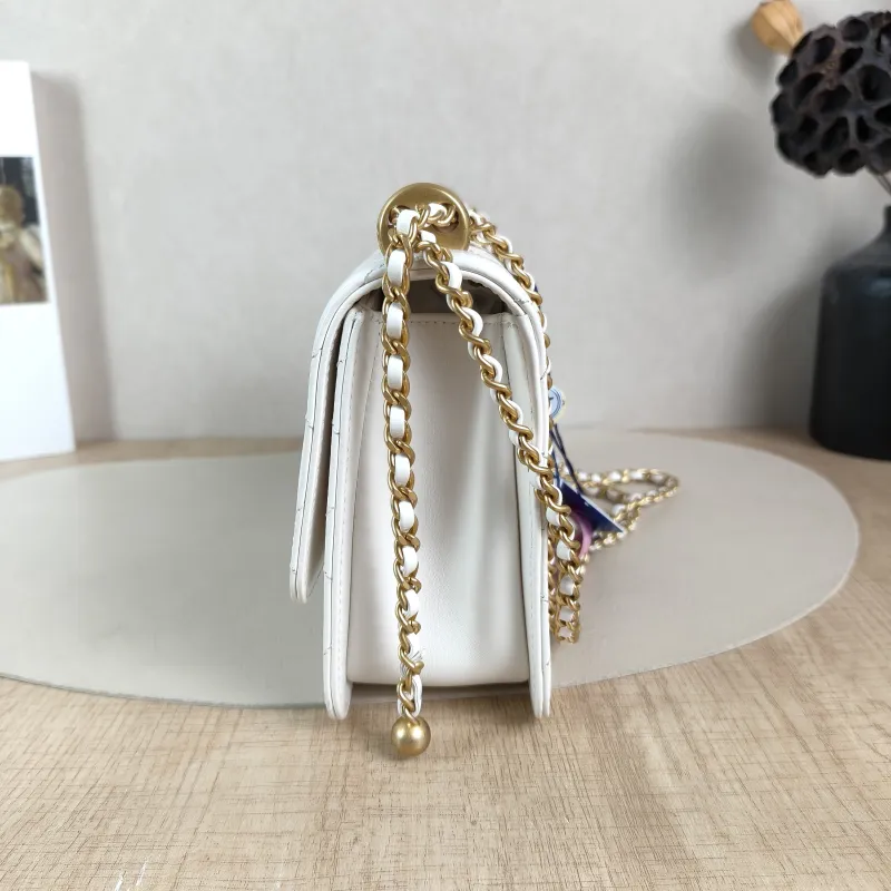 Chanel Crossbody Bag White Calfskin Medium 22 × 8 × 14.5 cm — detail view 9 of 14