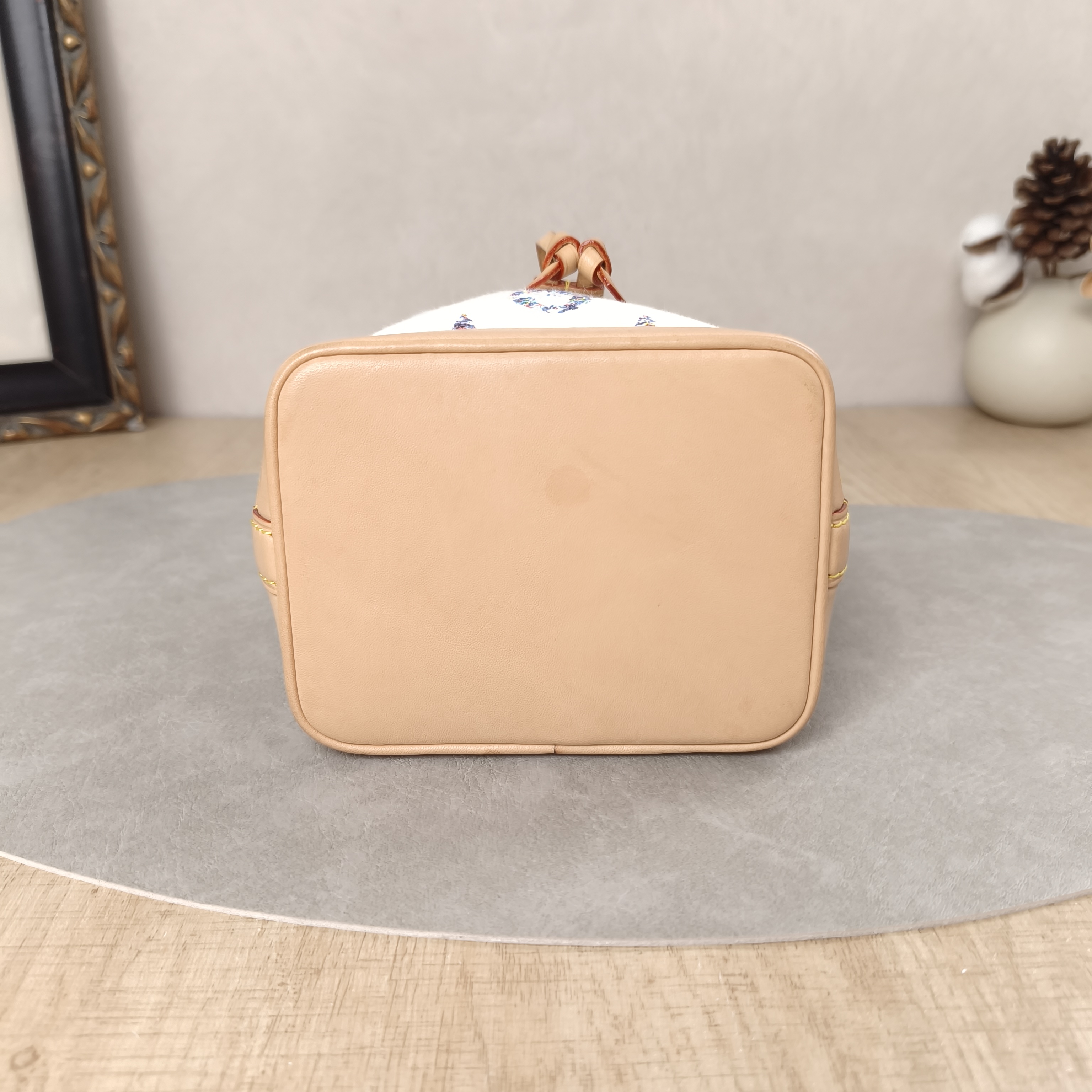 Louis Vuitton Crossbody Bag NANO NOÉ Bucket Bag Nano Beige nano13 × 10 × 16 cm — cover view 2 of 5