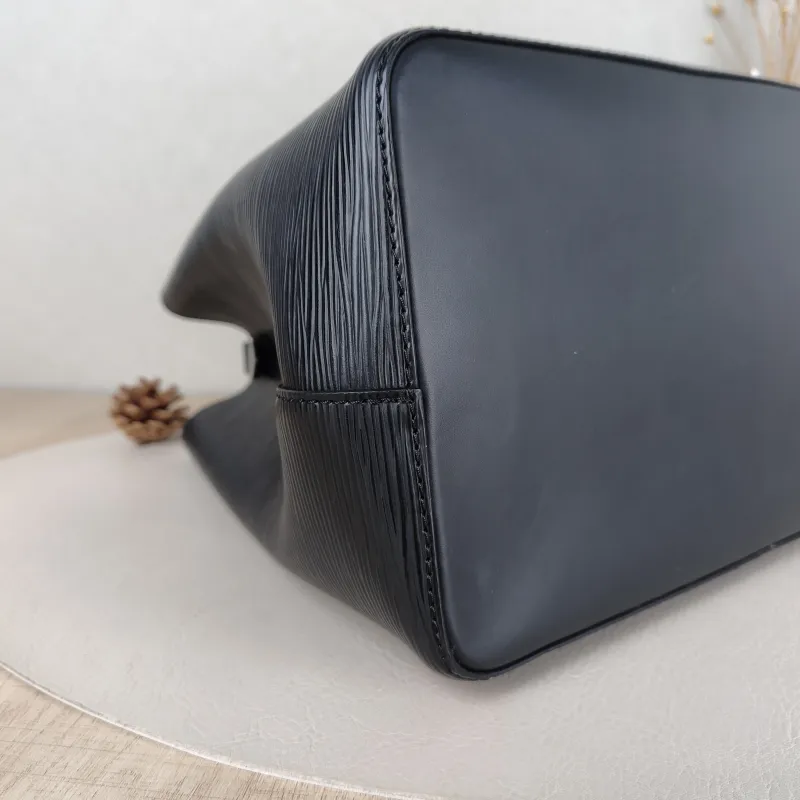 Louis Vuitton Shoulder Bag NÉONOÉ Bucket Bag Black Epi Embossed Calfskin Medium 26 × 17.5 × 26 cm — detail view 9 of 11