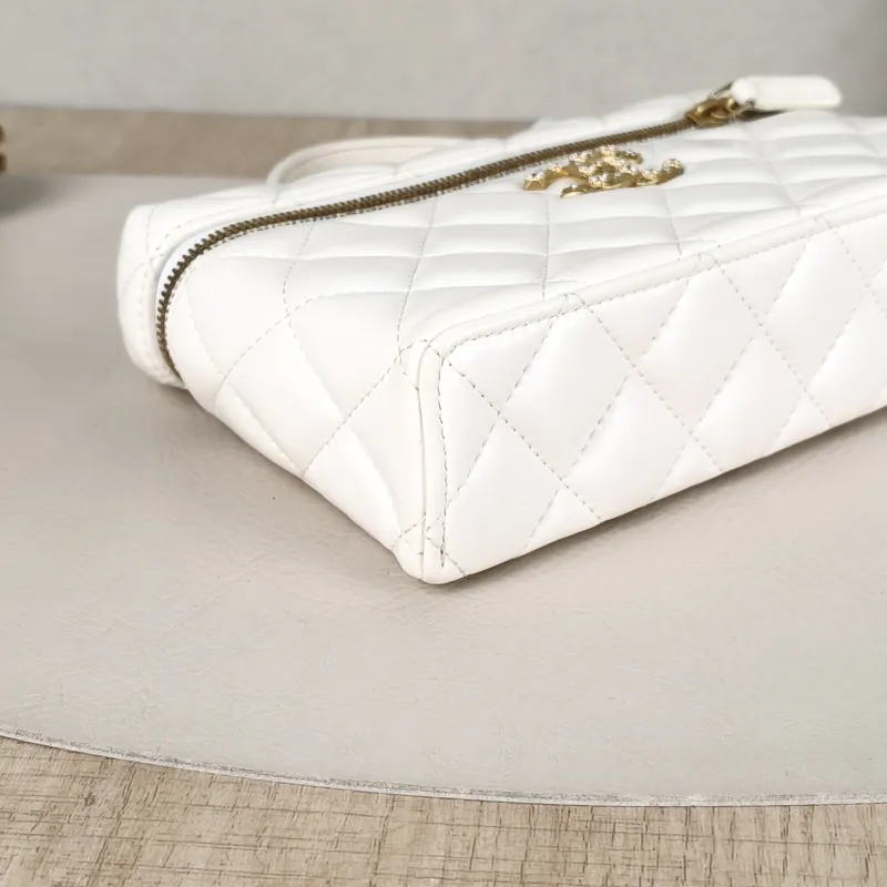 Chanel Crossbody Bag26c lp Vanity Case Bag White Calfskin One Size19.5 × 5 × 17 cm — detail view 9 of 13
