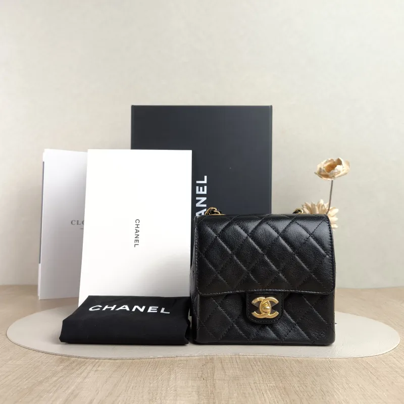 Chanel Crossbody Bag Edition Black Calfskinmini16 × 7 × 15 cm — cover view 2 of 6